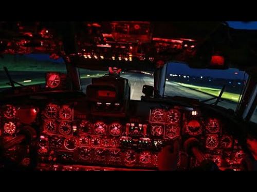 Экипажи ВТА отработали ночную посадку на Ан-26: кадры из кабины
